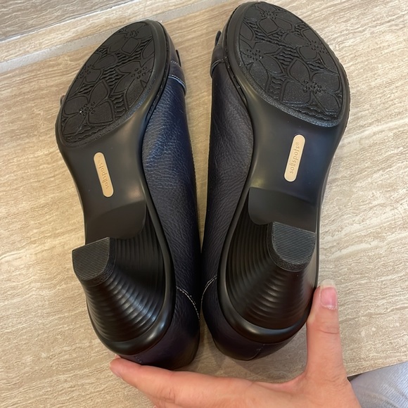 SOFTSPOTS NWOT Women’s Size 8.5 Navy Leather Low Heel Buckle Loafer Soft - Picture 11 of 12